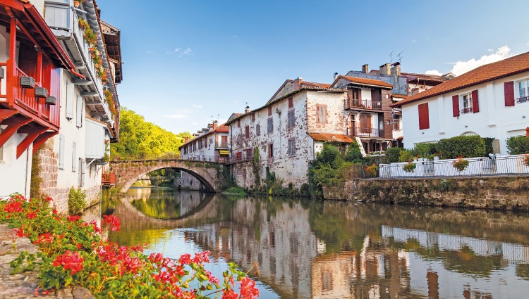 From the French Basque Country to Bordeaux – Fine French cuisine at the foot of the Pyrenees and a cruise to discover Bordeaux and its outlying areas (port-to-port cruise) – Saint Jean Pied De Port Eau Peapop Shutterstock