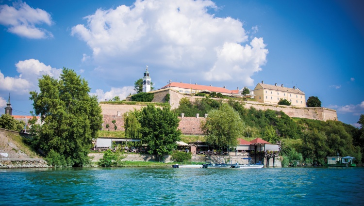 From Amsterdam to the Iron Gates, experience it all on a European river cruise (port-to-port cruise) – Serbie Danube Voivondine Novi Sad Andrej Antic Shutterstock