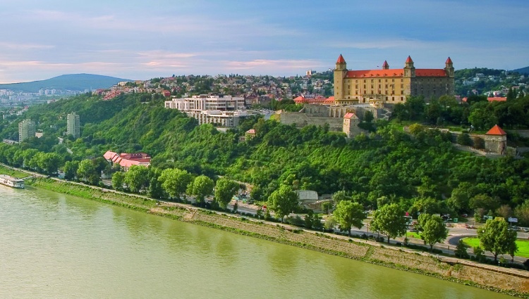 Hiking cruises in the former Austro-Hungarian Empire (port-to-port cruise) – Slovaquie Danube Bratislava Chateau Frantisek Zvardon