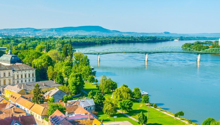 The beautiful blue Danube (port-to-port cruise) – Slovaquie Danube Esztergom Croisieurope Slider Pac Shutterstock
