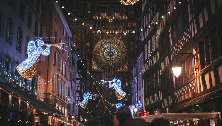 The Most Beautiful Christmas Markets on a Cruise through Alsace – Strasbourg, Colmar, delicious food, and festive lights during the pre-holiday season (port-to-port cruise) – Strasbourg Noel Cathedrale Adobestock 500137592 Alexandre Alexandre