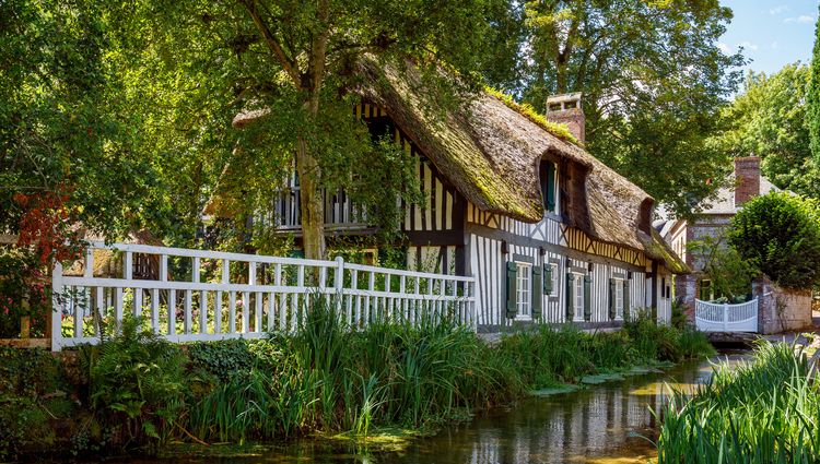 Authentic Normandy: Charming Villages, Traditional Food, and Classic Sites (port-to-port cruise) – Veules Les Roses Maison Ruisseaux Normandie Seine As557391521 Hecke71 Adobe Stock