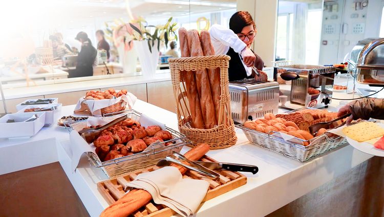 Christmas Cruise on the Canals of Provence Historical stops and flavors of yesteryear – Vie A Bord Petit Dejeuner Buffet Croisieurope Alexandre Sattler